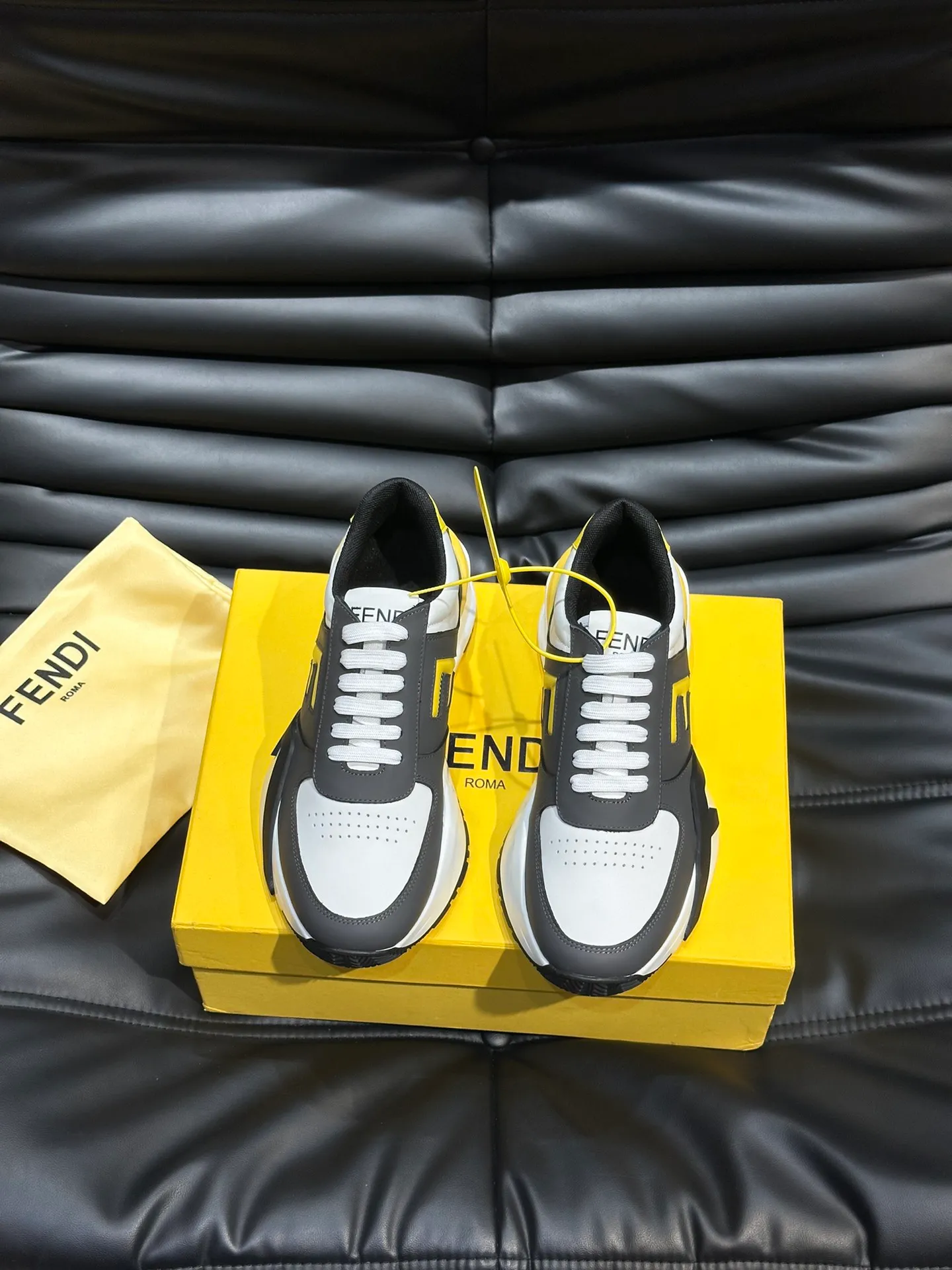 Men's Men's Shoes 💰p560 "FEND*" Men's new lace-up sports shoes are shipped, adopting the popular version design in recent years, and the appearance is fashionable and elegant. Made of high-tech fabrics and suede leather, with Framilon inlays, the shoe body is matched with simple colors, and it looks great on the feet. Diagonally F-shaped three-dimensional corrugated rubber sole, with a 3D style running through the heel. The tongue and sides are decorated with screen-printed FENDI words to interpret the brand style. Paired with fabric lining and foot pads, your feet are comfortable, breathable and full of fashion! Size: 38-44